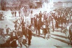Το έθιμο της "Διπλανάστασης" . Την πρώτη μέρα του Πάσχα στις 12.00μ.μ.  όλο το χωριό πήγαινε στην εκκλησία για να γιορτάσει την δεύτερη ανάσταση του Χριστού. Στην φωτογραφία βλέπουμε την περιφορά της ανάστασης στο χωριό.